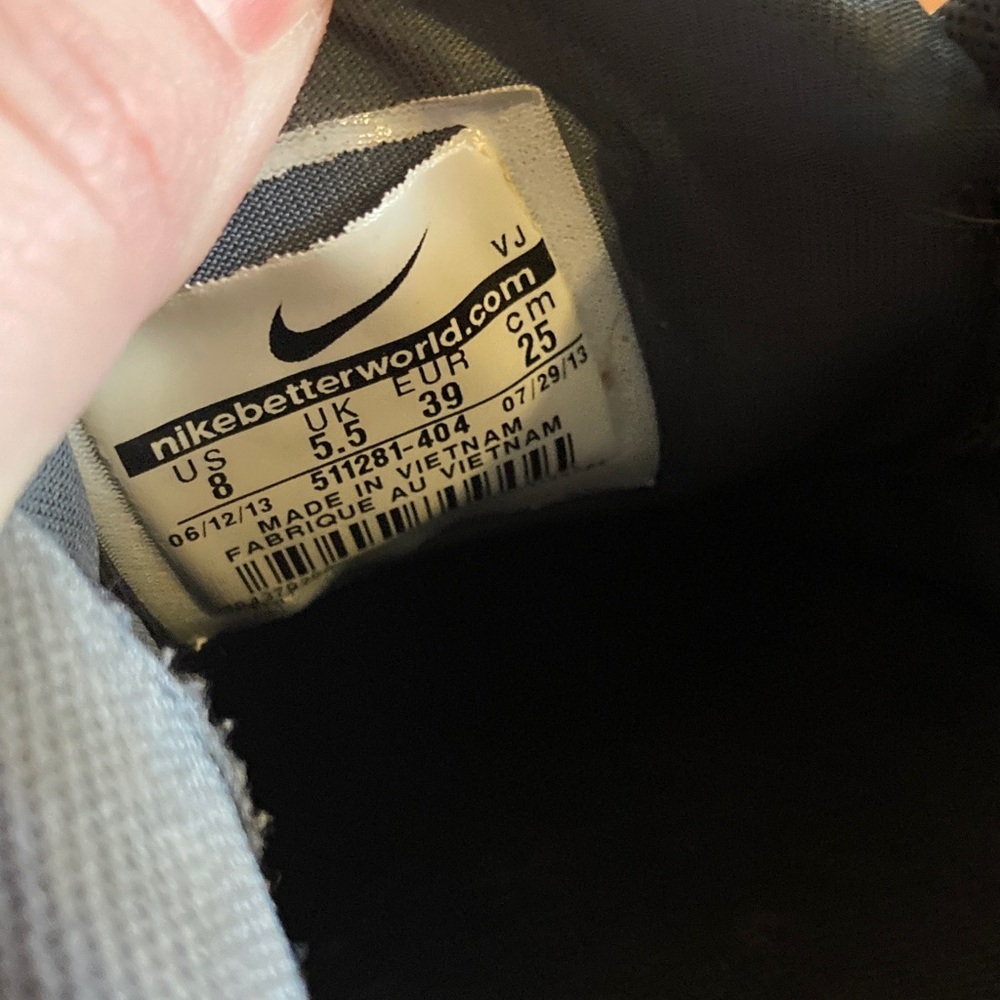 Nike Tennis Shoes - Picture 9 of 11
